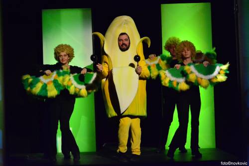 Plesna haljina žutog maslačka (s Djedom Božićnjakom)