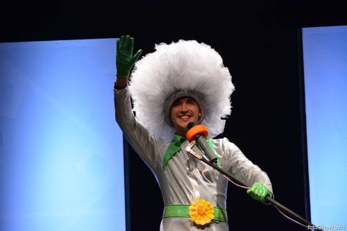 Plesna haljina žutog maslačka (s Djedom Božićnjakom)